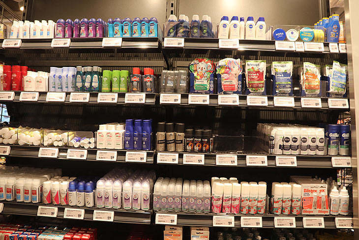 Kosmetikprodukte in Reisegr&ouml;&szlig;e im REWE-Markt am Flughafen M&uuml;nchen (Foto: Marikka-Laila Maisel)